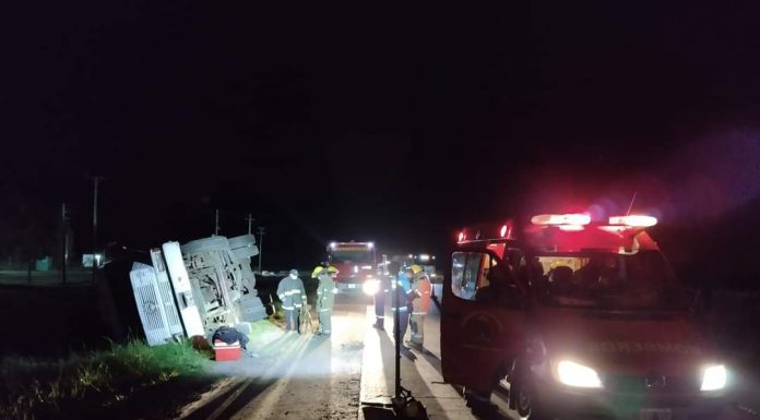 BOMBEROS ASISTE VUELCO DE UN CAMIÓN SOBRE RUTA 6