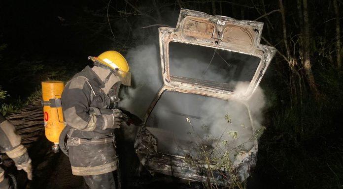 BOMBEROS CONCURRE A INCENDIO DE VEHÍCULO