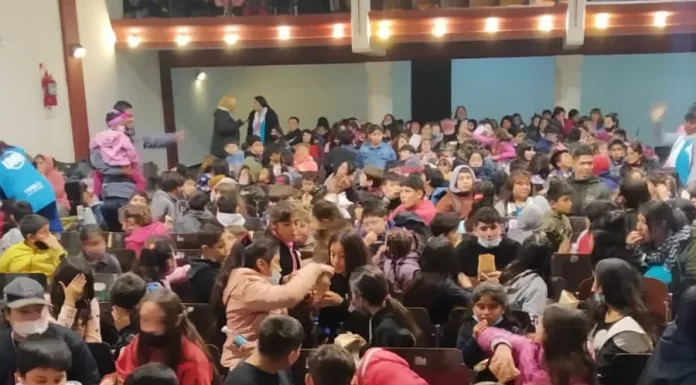 HOY CIENTOS DE CHICOS Y CHICAS DE LAS UMI’S DISFRUTARON DE UNA PELÍCULA EN EL CENTRO CULTURAL