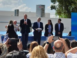 EL PRESIDENTE ENTREGÓ LIBROS EN EL JARDÍN 915