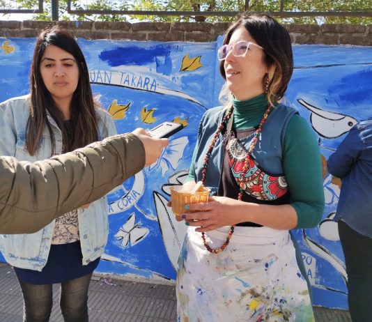 FAMILIARES DE LAS VÍCTIMAS JUNTO CON DOCENTES Y ALUMNOS PARTICIPAN DEL MURAL DE LA ESCUELA N°1