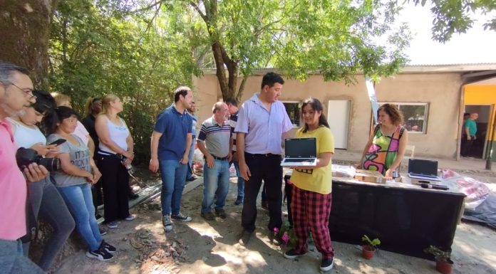 ENTREGAN NETBOOKS EN LA ESCUELA N°10