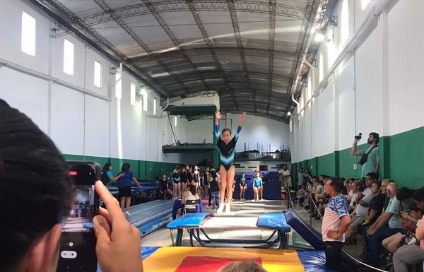 NUEVO REFUGIO REALIZÓ CIERRE DE AÑO CON GIMNASIA TRAMPOLÍN