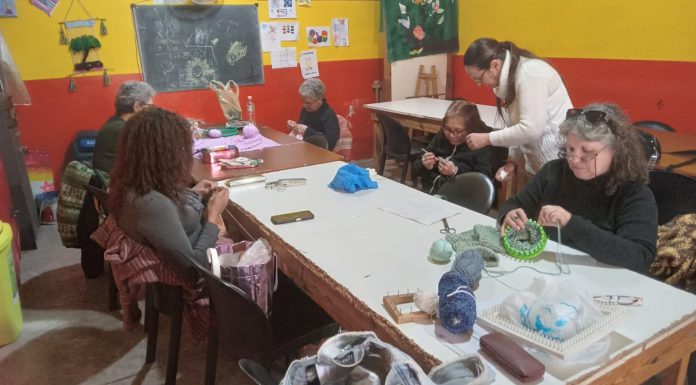 LAURA PUENTE OFRECE TELAR Y TEJIDO EN EL PASEO CULTURAL