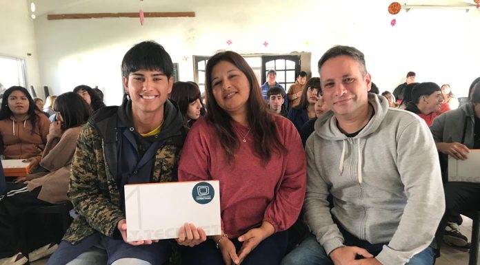 ENTREGA DE TABLETS A ESTUDIANTES DE LA ESCUELA TÉCNICA DEL BARRIO BICENTENARIO