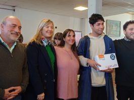 ENTREGA DE TABLETS EN LA SOCIEDAD ITALIANA