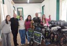 ENTREGA DE BICICLETAS ELÉCTRICAS A DOS DEPENDENCIAS MUNICIPALES