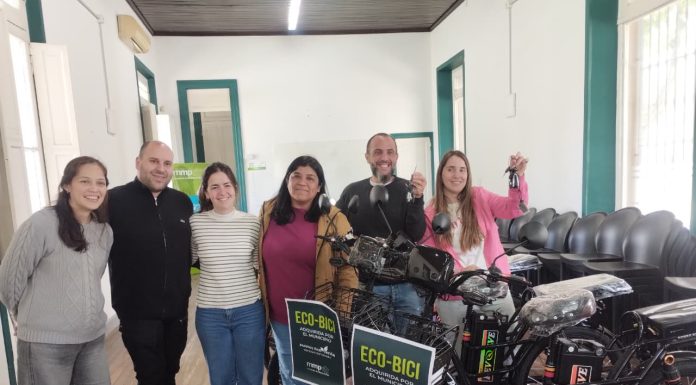 ENTREGA DE BICICLETAS ELÉCTRICAS A DOS DEPENDENCIAS MUNICIPALES
