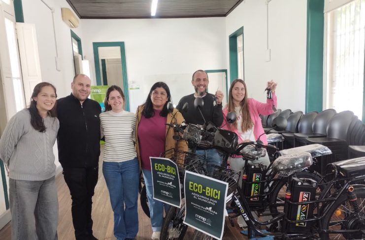 ENTREGA DE BICICLETAS ELÉCTRICAS A DOS DEPENDENCIAS MUNICIPALES