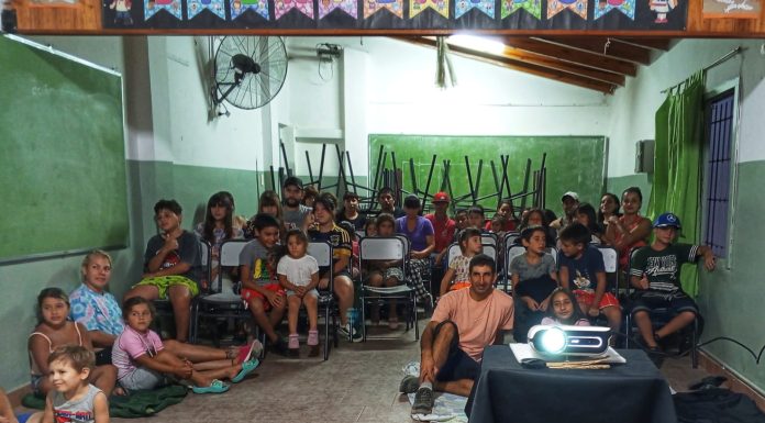 CINE MÓVIL EN LA UMI DEL BARRIO SANTA ROSA