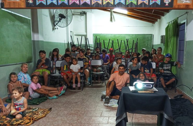 CINE MÓVIL EN LA UMI DEL BARRIO SANTA ROSA