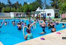 ADULTOS MAYORES DISFRUTAN DE CLASES DE AQUAGYM EN LA PILETA MUNICIPAL DEL BARRIO BERNASCONI