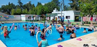 ADULTOS MAYORES DISFRUTAN DE CLASES DE AQUAGYM EN LA PILETA MUNICIPAL DEL BARRIO BERNASCONI