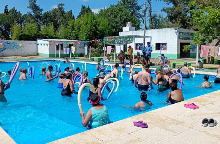 ADULTOS MAYORES DISFRUTAN DE CLASES DE AQUAGYM EN LA PILETA MUNICIPAL DEL BARRIO BERNASCONI