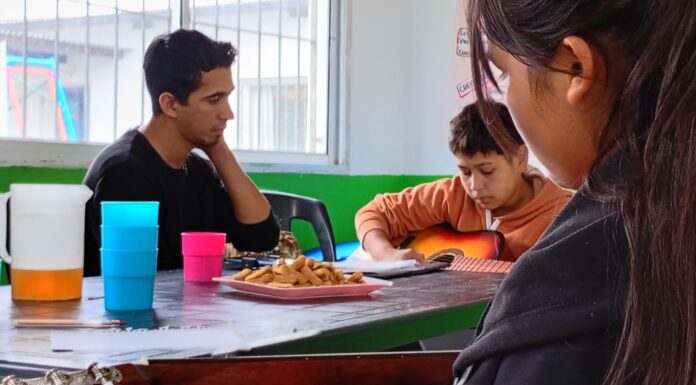 SE DICTAN CLASES DE GUITARRA EN EL PROGRAMA ENVIÓN