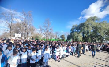 SE REALIZÓ LA PROMESA A LA BANDERA POR ALUMNOS DE CUARTO AÑO
