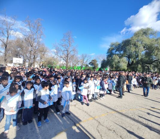 SE REALIZÓ LA PROMESA A LA BANDERA POR ALUMNOS DE CUARTO AÑO