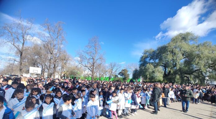 SE REALIZÓ LA PROMESA A LA BANDERA POR ALUMNOS DE CUARTO AÑO