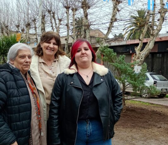 SE PLANTÓ UNA ESPECIE ARBÓREA AZUL EN HOMENAJE A LOS 60 AÑOS DEL OBELISCO