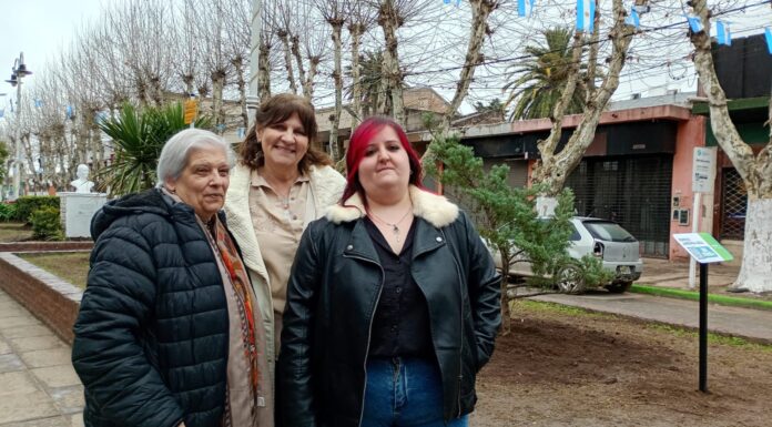 SE PLANTÓ UNA ESPECIE ARBÓREA AZUL EN HOMENAJE A LOS 60 AÑOS DEL OBELISCO