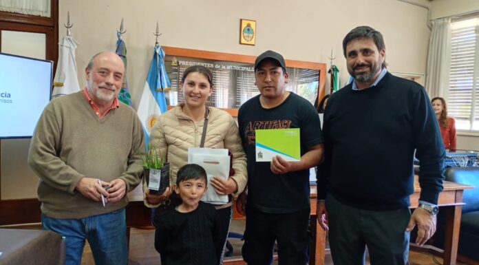 VECINOS DE MARCOS PAZ FIRMARON LOS BOLETOS DE COMPRA-VENTA DEL PROGRAMA ‘MARCOS PAZ MI CASA’