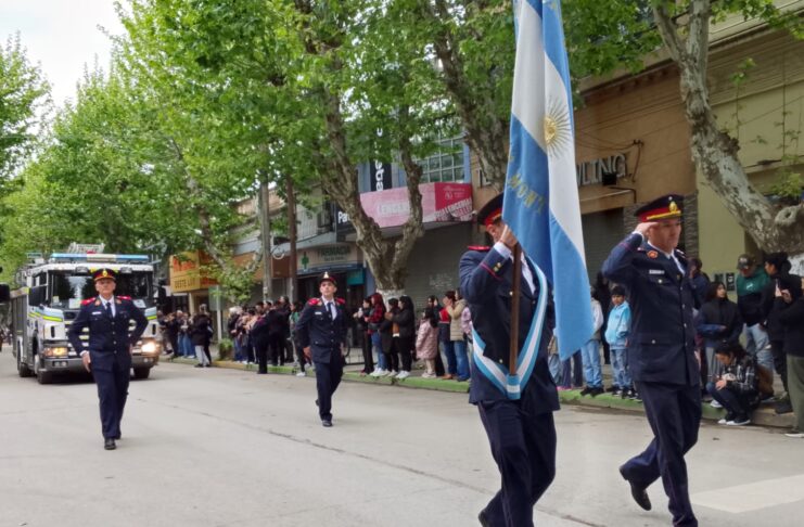 DESFILE POR LOS 65 AÑOS DE LA CREACIÓN DEL CUARTEL DE BOMBEROS VOLUNTARIOS DE MARCOS PAZ