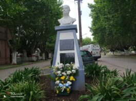 OFRENDA FLORAL EN EL BUSTO DE MARCOS PAZ