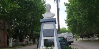 OFRENDA FLORAL EN EL BUSTO DE MARCOS PAZ
