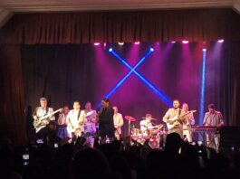SHOW EN VIVO DE DANIEL AGOSTINI JUNTO AL GRUPO SOMBRAS EN EL CENTRO CULTURAL ROMA